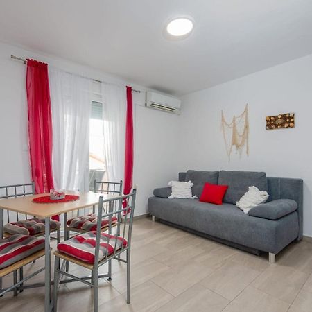 Apartments Mil - 30 M From Beach ريباريكا المظهر الخارجي الصورة